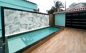 Casa à 300 metros da PRAIA com PISCINA, CHURRASQUEIRA e 2 VAGAS DE GARAGEM!